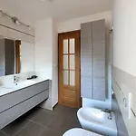 - Via Parigi Lägenhet